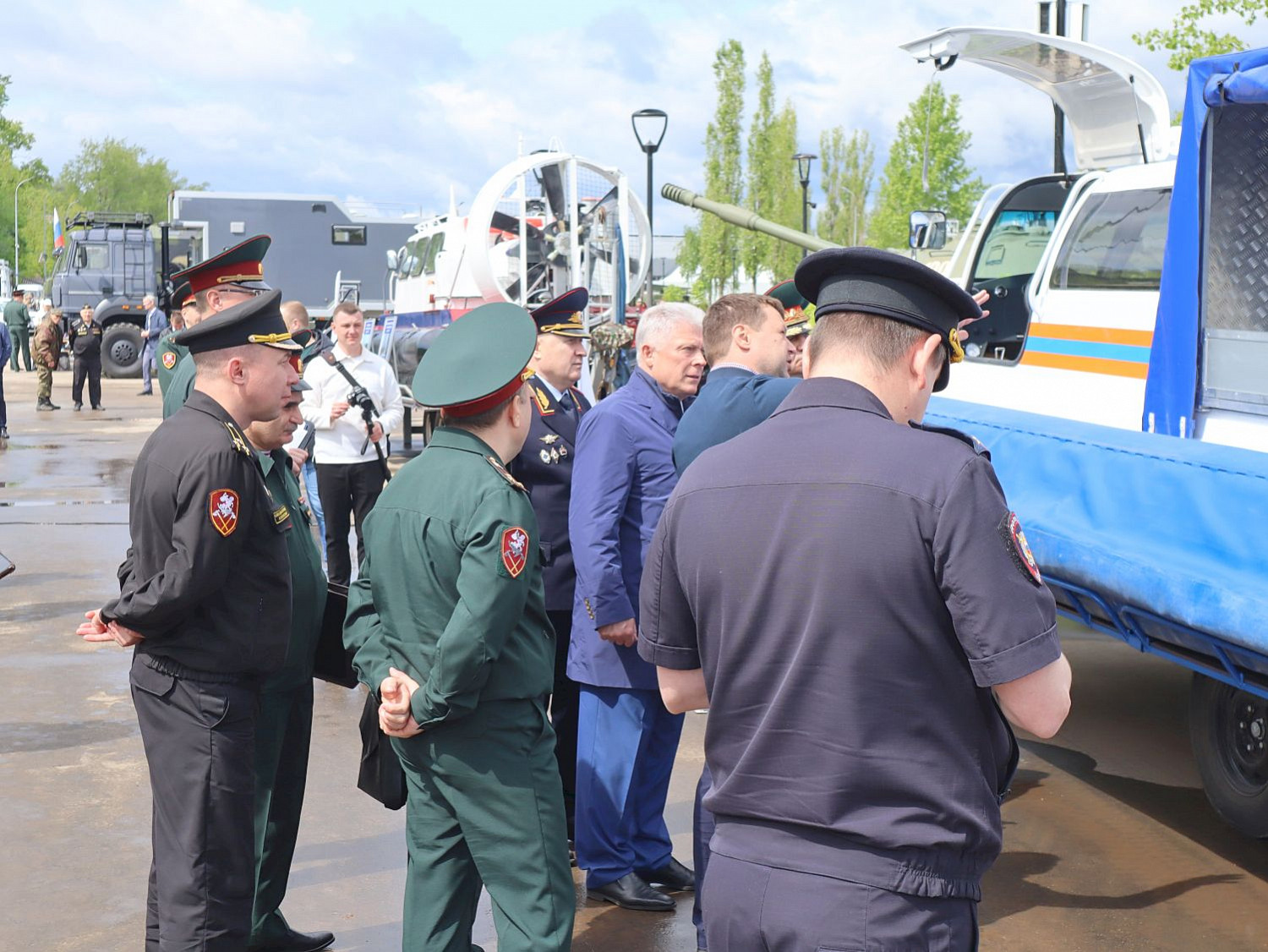 Выставка Росгвардии в нижегородском парке Победы